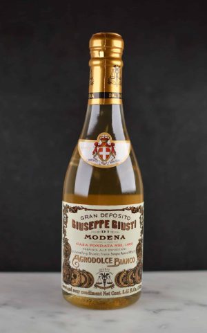Hvit balsamico fra Giusti er laget av Trebbiano-druer som gir en spesielt søt saft. Passer perfekt til alt av grønnsaker, fisk, kjøtt og frukt.