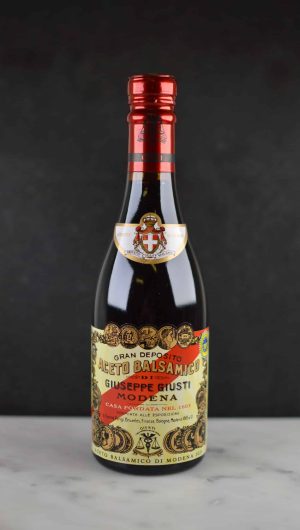 20 års lagret balsamico fra Giuseppe Giusti. Lang lagring gjør at den utvikler en utrolig kremet konsistens med mye sødme.
