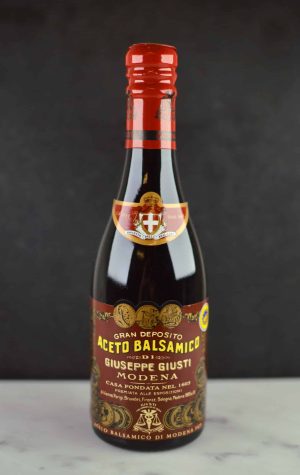 Nydelig 12 års lagret balsamico fra Giuseppe Giusti. Ekstra lang modning i franske eikefat gir utpreget fylde, god sødme og deilig kremet konsistens.