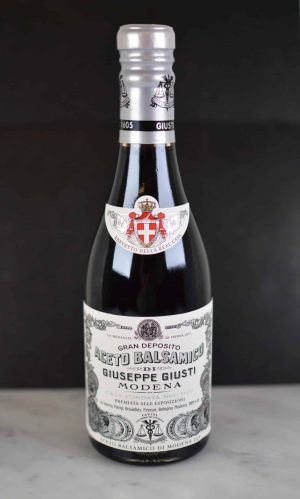 Fantastisk 6 års lagret balsamico fra Giuseppe Giusti. Modning i franske eikefat gir utpreget fylde, fin aroma og balansert syresmak. Denne balsamicoen passer utmerket til salat, grønnsaker, sauser og dressinger.