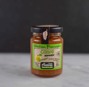 Fantastisk kvedemarmelade med rosmarin fra Korsika. Denne friske og søte marmeladen passer utmerket til chevré eller blåmuggoster.