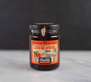 Deilig kirsebærmarmelade med timian fra Korsika. Frisk og søt marmelade som passer utmerket til både blåmuggost og chevré.