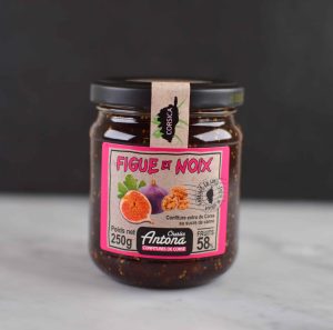 Fantastisk fikenmarmelade med valnøtter fra Korsika. Denne fruktige marmeladen med ekstra fylde fra valnøttene passer utmerket til de aller fleste oster!