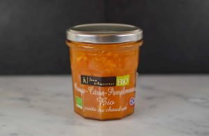 Nydelig økologisk marmelade med appelsin, sitron og grapefrukt fra Jean d'Audignac. Søt og syrlig marmelade som passer utmerket til toast.