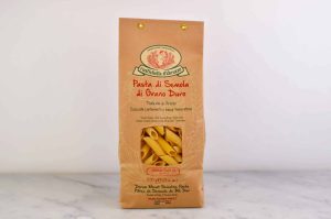 Langtidstørket pasta fra Rustichella d’Abruzzo. Penne rigate er kjent for sin rørform, og rillet overflate. Både formen og teksturen hjelper den å absorbere saus som hever smaken til en pastarett.
