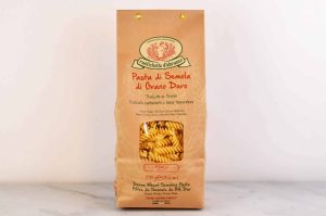 Fusilli fra Rustichella d'Abruzzo har en spiralform som holder på sauser perfekt. Den faste teksturen passer utmerket til kjøttbaserte sauser, grønnsaksretter og kremete blandinger.