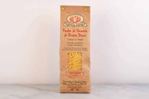 Orzo fra Rustichella d'Abruzzo er perfekt til supper, salater og som tilbehør. Den absorberer sauser godt og tilfører en delikat smak til både varme og kalde retter.
