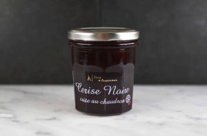 Deilig fransk kirsebærmarmelade fra Jean d'Audignac. Dette fyldige sysltetøyet passer utmerket til de fleste oster, men spesielt blåmuggost som Stilton.