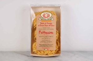 Fettuccine fra Rustichella d'Abruzzo er en bred og flat pasta laget med egg. Den har en deilig myk, men fast tekstur som absorber saus utmerket.