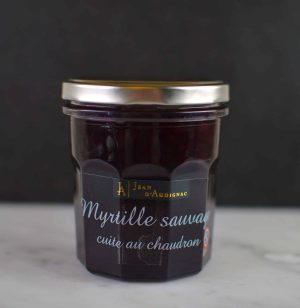 Fantastisk fransk blåbærmarmelade fra Jean d’Audignac. Dette er en klassisk marmelade som passer til både brødskiven, pannekaker og de aller fleste oster.