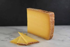 Gruyère d'Alpage er en håndlaget høyfjellsost fra Sveits. Laget på sommermelk, ystet for hånd og modnet i 15 måneder for fyldig smak.