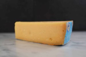 Prima Donna Leggero er en lagret lettost fra Nederland med fast konsistens og nøtteaktig smak. Perfekt til både ostefat og matlaging.