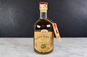 Novello Olio Rustichella er en unik olje med flott fylde og lang ettersmak. Passer utmerket til kjøtt og fisk, grillede grønnsaker, pasta og bruschetta!