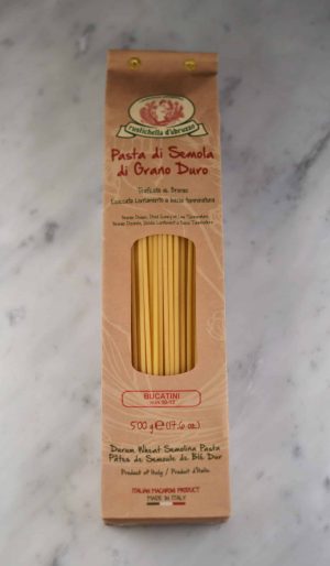 Bucatini fra Rustichella d’Abruzzo er en klassisk italiensk pasta med et hull i midten som fanger sauser perfekt. Ideell for smakfulle sauser.