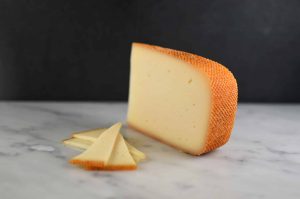 Etorki er en helt fantastisk sauemelksost fra de baskiske Pyreene. Den er mild og behagelig med deilig sødme. Et must til ostefatet!