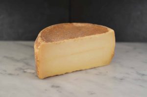 Nydelig klassisk pecorino fra Toscana på sauemelk. Den har en mild, nøtteaktig smak med smøraktig konsistens. Perfekt til antipasti!