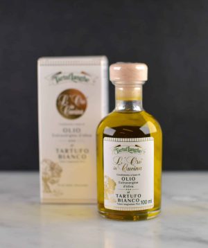 Smakfull og aromatisk trøffelolje med biter av hvit trøffel fra TartufLanghe. Egner seg til alle retter du ønsker en ekstra kick av trøffel i!