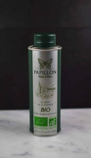 Olivenoljen Le Mas de La Grange fra Papillon Huile d'Olive er en meget god økologisk fransk extra virgin olivenolje fra Papillon. Dette er en frisk og fruktig olivenolje med mellomkraftig ettersmak.