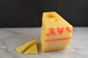 Autentisk Emmental fra Savoie, laget på rå melk og lagret i 3 mnd. Mild, nøtteaktig smak og klassiske hull. Perfekt til ostefat eller varme retter.