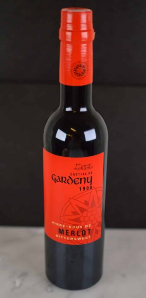 Gardeny Aigre-Doux de Merlot, eddik lagret på franske eikefat i 12 måneder. Denne eddiken har fantastisk fylde med balansert og fruktig smak.