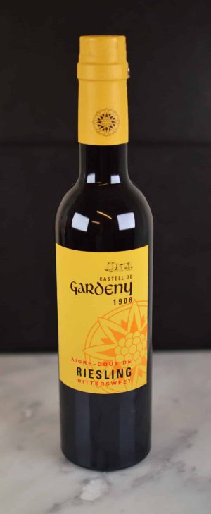 Gardeny Aigre-Doux de Riesling, en hvitvinseddik laget på tysk Riesling. Modnet på franske eikefat, gir den en flott balanse av syrlig, søt og krydret.