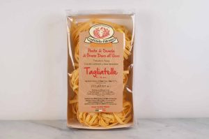 Tagliatelle all'Uovo fra Rustichella d'Abruzzo er en eggbasert pasta med en myk tekstur som absorberer sauser perfekt. PAsser utmerket til enhver pastarett!