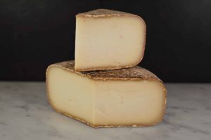 Kvit Undredal er en prisbelønt, halvfast hvit geitost fra Undredal. Laget av fersk, upasteurisert geitemelk, byr den på en rik smak med frisk syrlighet.