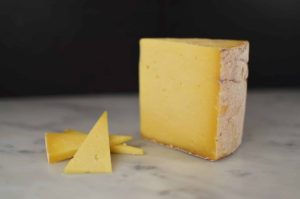 Wensleydale er en helt fantastisk fastost fra North Yorkshire i England. Smaken er mild men rik med fast og kremet tekstur. 