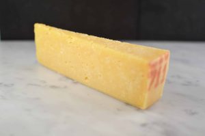 Västerbottensost er en kraftig, vellagret svensk ost med salt og nøtteaktig smak. Perfekt til ostefatet eller varme retter som Västerbottenspai.