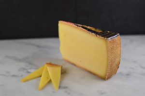 Appenzeller Extra er en vellagret sveitsisk ost laget på rå melk. Vasket med urte- og vinlake som gir den en intens og krydret smak med lang ettersmak.
