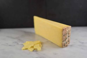 Cantal Entre-deux er en fransk fastost fra Auvergne, laget på kumelk. Den har fyldig, nøtteaktig smak og perfekt til både ostefatet og matlaging.