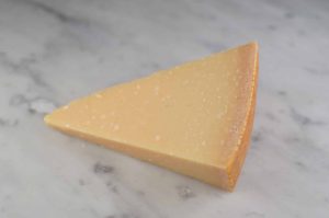 Nydelig og klassisk Parmigiano Reggiano, lagret i 36 måneder. Dette er en utrolig fyldig og smakfull parmesan som passer utmerket til matlaging eller snacks.