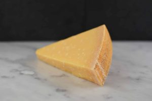 Nydelig og klassisk Parmigiano Reggiano, lagret i 24 måneder. Dette er en fyldig og smakfull parmesan som passer utmerket til matlaging eller snacks.