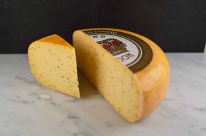 Smakfull gouda med spisskummen. En håndverksost fra Nederland med fyldig smak og hint av nøtter og krydder. Perfekt til ostefat, brød og varme retter.