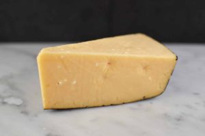 Norvegia 5 år er en kraftfull, norsk ost lagret på trehyller i fem år. Intens smak, rik krystallisering og prisbelønt kvalitet. En virkelig fantastisk ost!