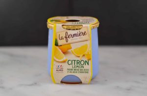 Nydelig fransk sitronyoghurt fra La Fermière. Dette er en smakfull yoghurt med god balanse av søt og syrlig. Perfekt til frokost eller lunsj!