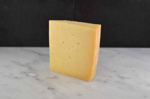 Isle of Mull Cheddar er en råmelksost fra Skottland med tydelig salt, malt og nøttepreg. Lagret i opptil 18 måneder for fylde og dybde.