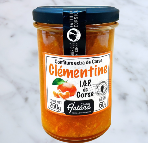Kjempegod klemtinmarmelade fra Korsika. Denne marmeladen med god balanse av søt og syrlig passer utmerket til vellagrede goudaoster.