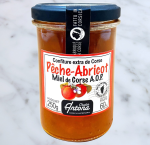Fersken- og aprikosmarmelade med honning fra Korsika. Denne smakfulle marmeladen passer utmerket til hvitskimmelost og faste oster.